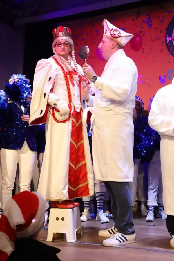 Jungfrau Lucia bekommt ihre Insignien